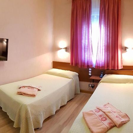 Hostal De La Torre Hostal Economico Valladolid Luaran gambar