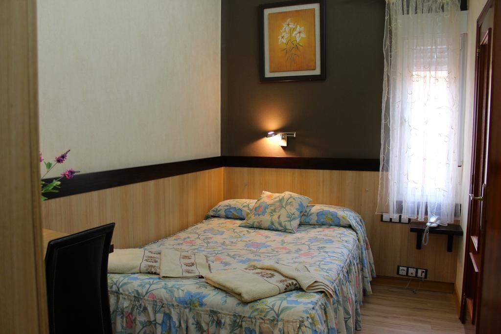 Hostal De La Torre Hostal Economico Valladolid Bilik gambar