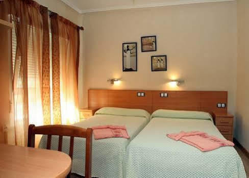 Hostal De La Torre Hostal Economico Valladolid Luaran gambar