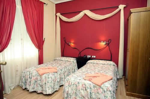 Hostal De La Torre Hostal Economico Valladolid Luaran gambar