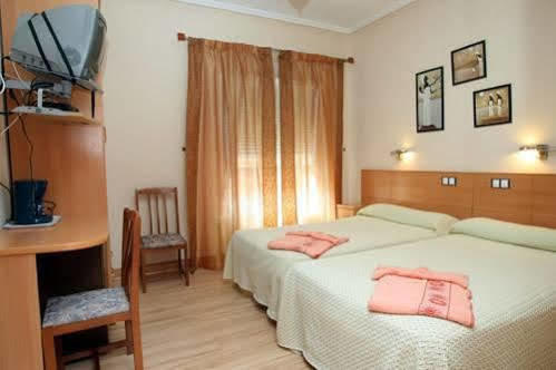 Hostal De La Torre Hostal Economico Valladolid Luaran gambar