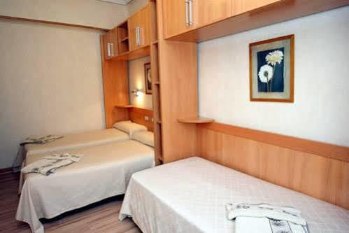 Hostal De La Torre Hostal Economico Valladolid Luaran gambar