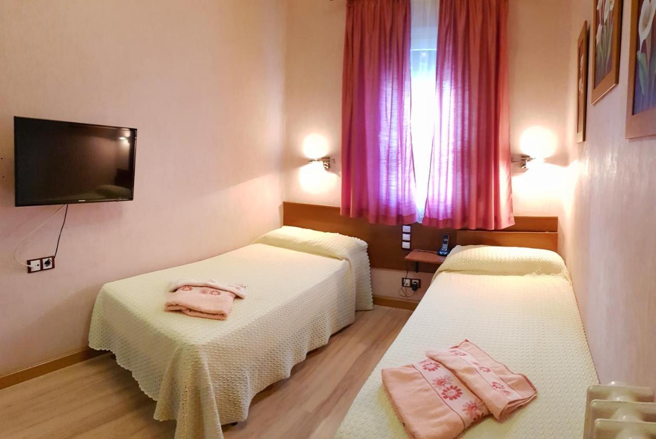 Hostal De La Torre Hostal Economico Valladolid Luaran gambar