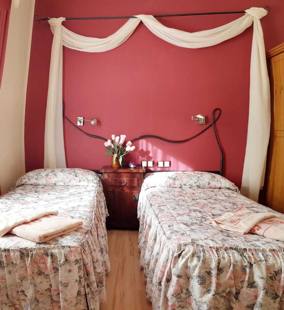 Hostal De La Torre Hostal Economico Valladolid Luaran gambar