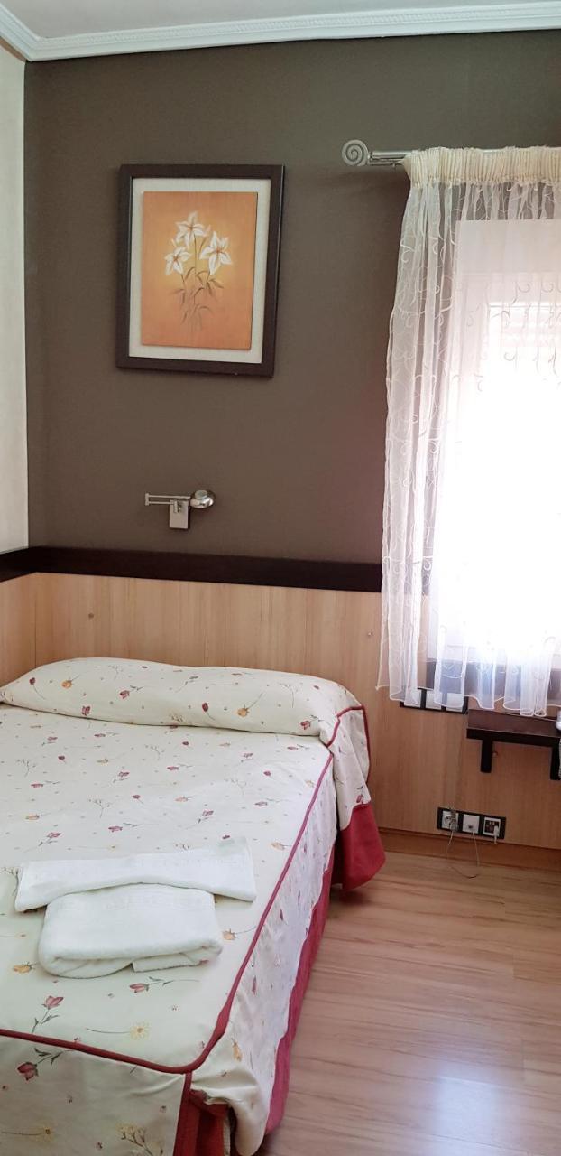 Hostal De La Torre Hostal Economico Valladolid Luaran gambar